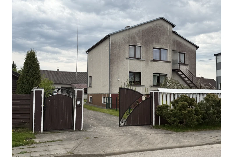 Pus? namo Kretingoje – ?sikurkite ramiai||128 kv. m butas su atskiru ??jimu||Atskiras butas ir garažas – dokumentai tvarkingi||Pirmo aukšto butas šalia parko – patogu gyventi||Pus? namo Kretingoje – kapitalinis remontas atliktas||Ramus kvartalas prie turgaus – erdvus b?stas||Atskiras ?važiavimas ? sklyp? – j?s? privatumas||Parduodama namo dalis šalia Jauryklos parko