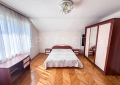 Erdvus namas Kretingoje šalia parko ir vis? patogum?||Namas 2 šeimoms su garažu ir 15 a sklypu Kretingoje||Prabangus 375 kv.m namas prie Jauryklos parko – j?s? oaz?||Geroje vietoje: erdvus namas su ?kiniu pastatu ir šiltnamiu||Infrastrukt?ra ir gamta: namas Kretingoje su 3 balkonais ir garažu