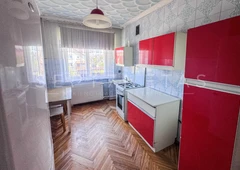 Erdvus namas Kretingoje šalia parko||375 kv.m. namas su garažu ir sklypu||2 šeimoms puikiai tinkantis namas||Žaluma ir ramyb? – Parko kaimynyst?||Ideali vieta: parduotuv?s, mokyklos, darželiai||Pilna miesto infrastrukt?ra prie namo||3 balkonai, ?kinis pastatas ir šiltnamis||Namas šalia Jauryklos parko – kvie?iame